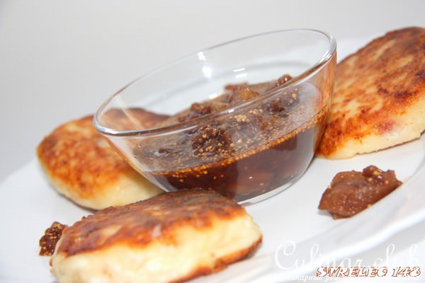 Сырники с фисташками и с соусом из инжира и красного вина.
