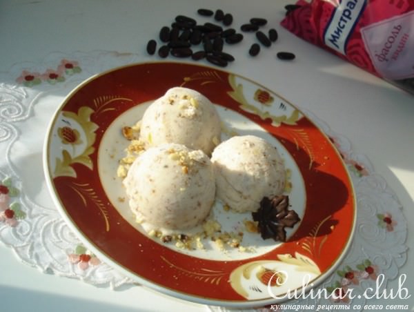 Мороженое из фасоли с орехами.