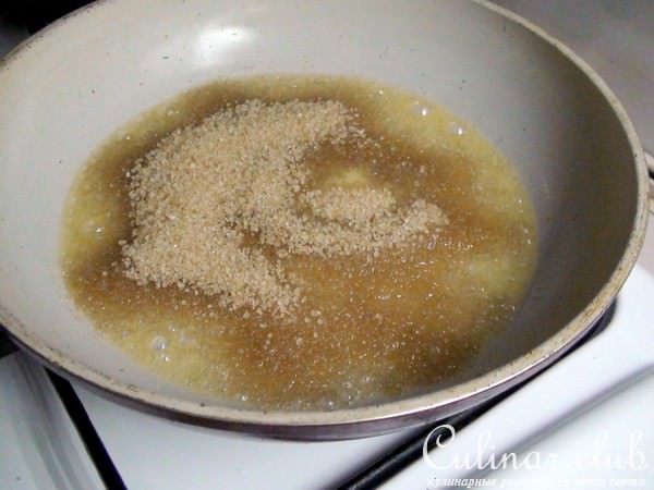 Сливочное мороженое с карамельным соусом.
