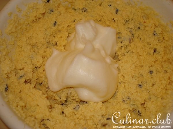 творожная запеканка с изюмом и фисташками