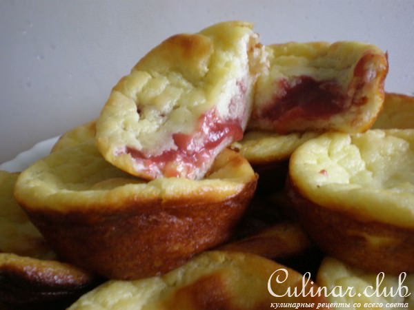Творожные запеканки с клубникой.