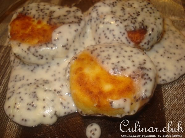 нежные сырники в сметано-маковой заливке