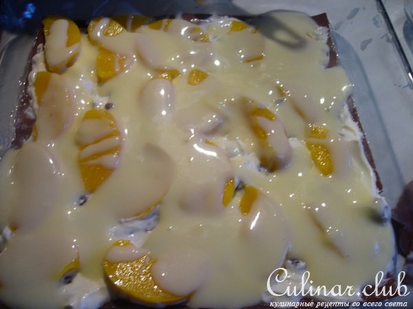 Шоколадная лазанья с творогом и персиками