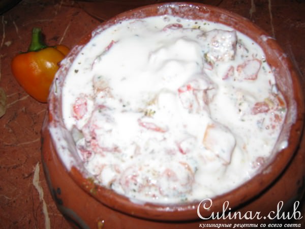 Картошка с грибами и мясом в горшочках