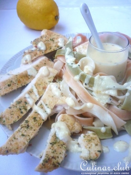 Паста Linguine с лимонным соусом для нежной курочки с чесноком