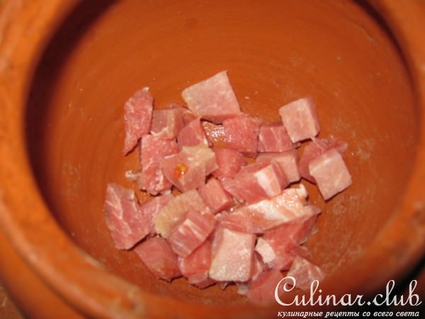 Картошка с грибами и мясом в горшочках