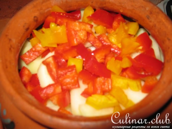 Картошка с грибами и мясом в горшочках