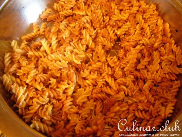 Жареные макароны с соусом из мацони