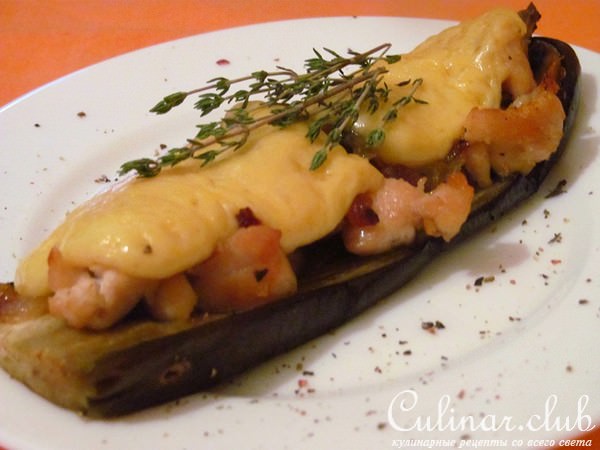Баклажан с шубой из сыра, лука, грибов и курицы