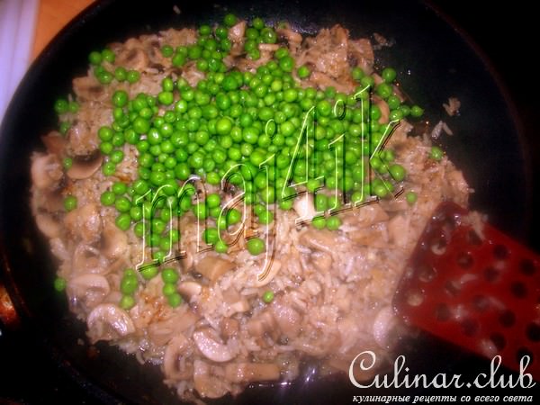 Рис с шампиньонами и зелёным горошком