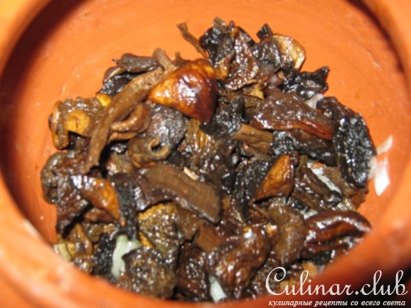 Картошка с грибами и мясом в горшочках