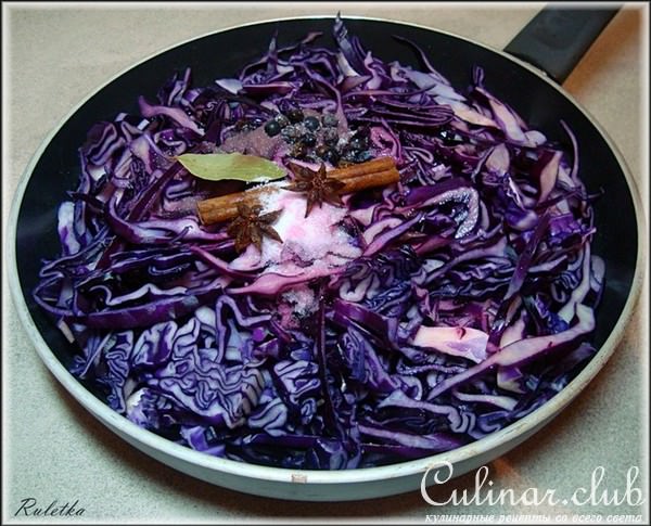 Краснокочанная капуста с можжевельником, вишней и яблоками.