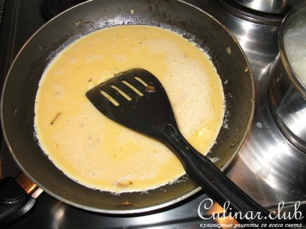 Рис с луком, морковкой и яйцом