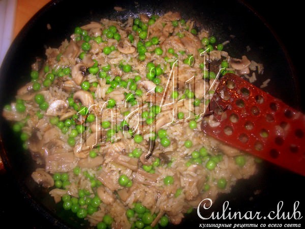 Рис с шампиньонами и зелёным горошком
