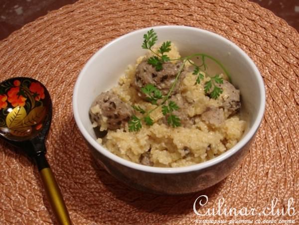 Каша пшеничная с мясными фрикадельками в сливочном соусе.