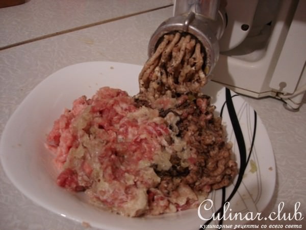 Каша пшеничная с мясными фрикадельками в сливочном соусе.