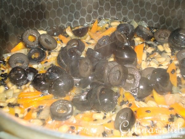 Перловый гарнир с маслинами