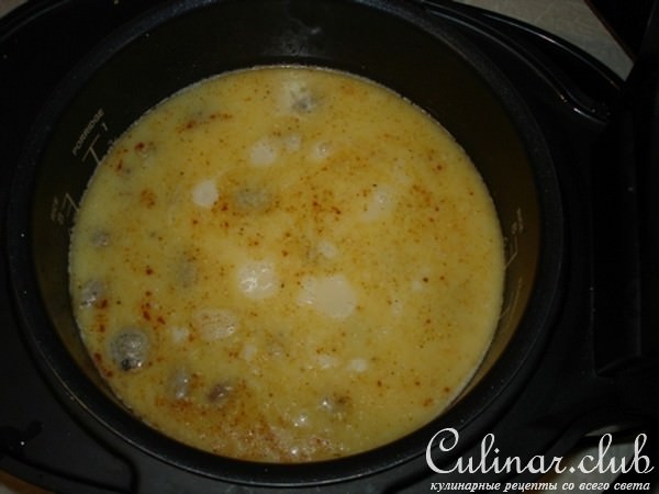 Каша пшеничная с мясными фрикадельками в сливочном соусе.