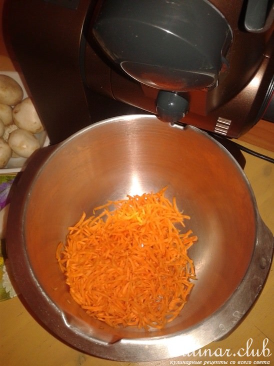 Злаковая каша с овощами, грибами И соусом из печеного перца и томатов.