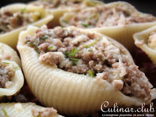 Фаршированные конкильоне под соусом Маринара