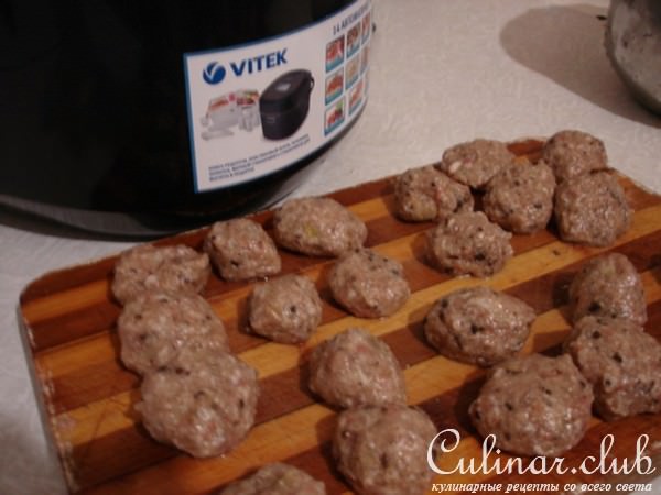 Каша пшеничная с мясными фрикадельками в сливочном соусе.