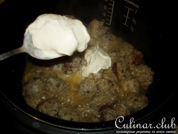 Каша пшеничная с мясными фрикадельками в сливочном соусе.