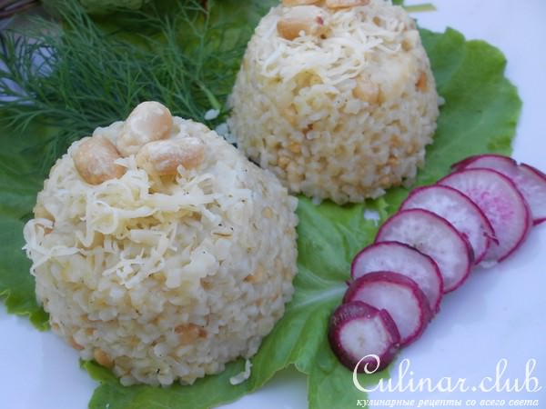 Каша булгур с сыром и орехами