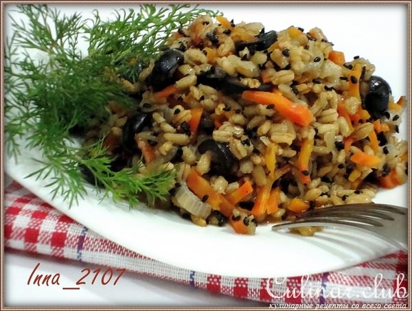 Перловый гарнир с маслинами