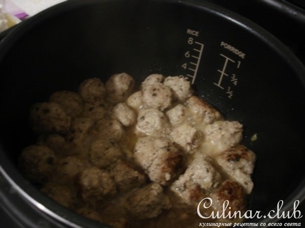 Каша пшеничная с мясными фрикадельками в сливочном соусе.