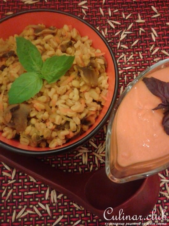 Злаковая каша с овощами, грибами И соусом из печеного перца и томатов.