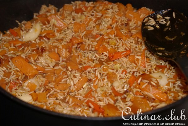 Плов из коричневого риса с тыквой, курагой и изюмом