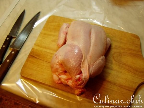 Варено-печеный куриный рулет с грибами, шпинатом и орешками в медово-соевом соусе