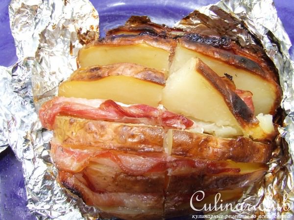 для дачи - картошка с беконом, приготовленная на углях
