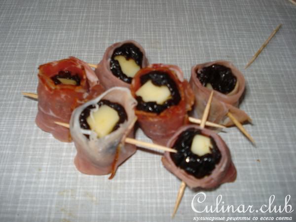 Чернослив,запечённый с беконом и сыром
