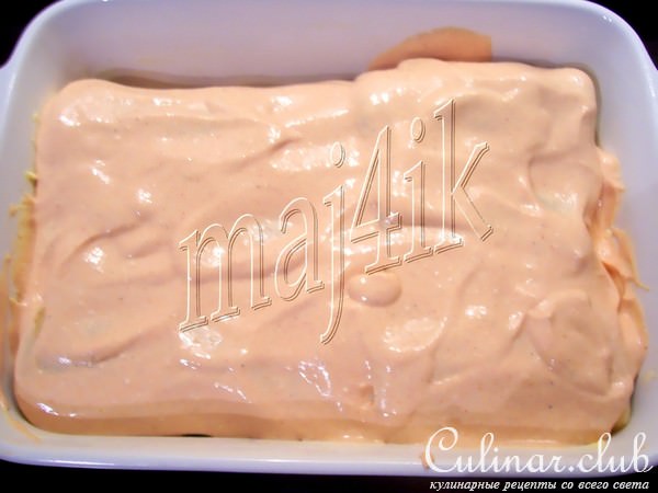 Блинные рулетики с начинкой запечённые под соусом