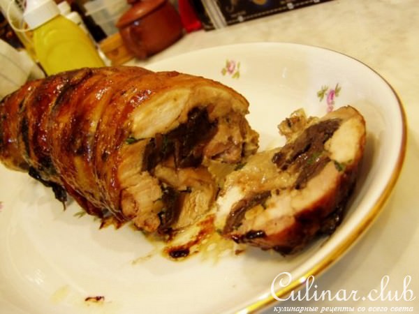 Варено-печеный куриный рулет с грибами, шпинатом и орешками в медово-соевом соусе
