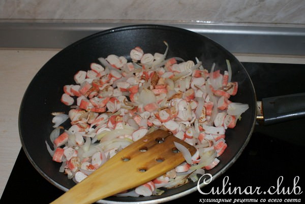 Блинчики с краб.палочками под соусом