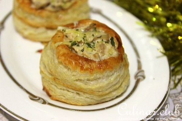 Волованы с курицей и грибами в сливочно-соевом соусе