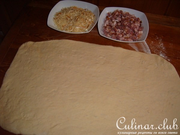 ХЛЕБНЫЕ РОЛИКИ С СЫРОМ И САЛОМ „BACON”