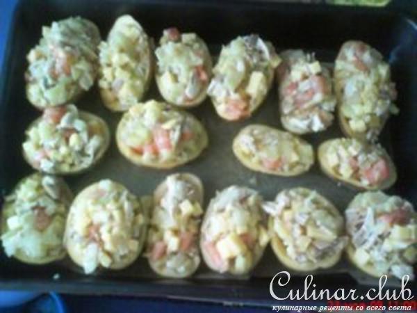 Запеченный картофель с сыром и окороком.