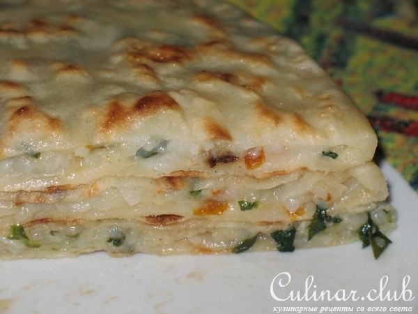 Чуду с брынзой, черемшой и сушеными томатами