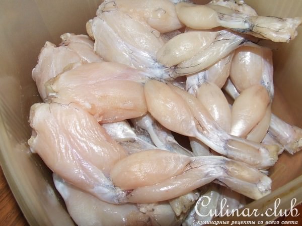 лягушачьи лапки в сметанном соусе с чесночным пюре