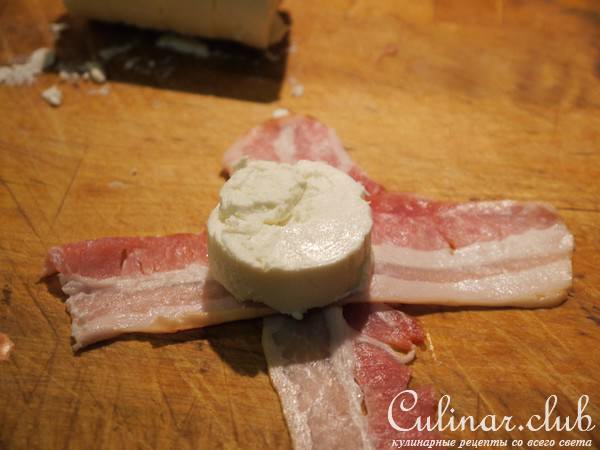 Запеченый в беконе козий сыр (закуска к вину)