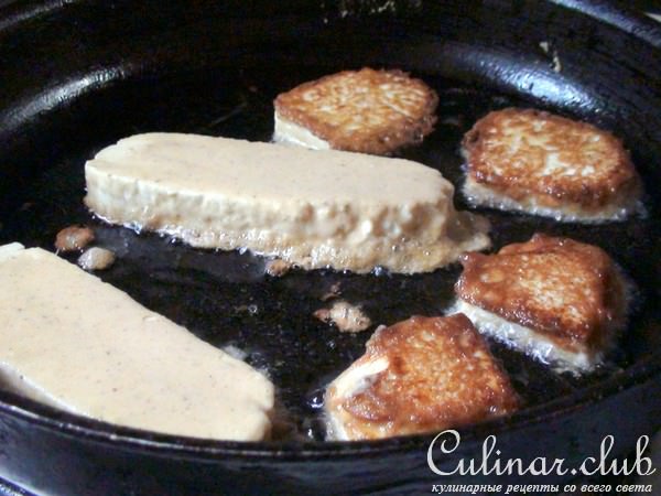 Сыр, жаренный с пряностями.