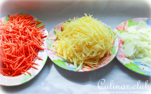 Овощной салат-закуска фри с вареными-жареными яйцами.