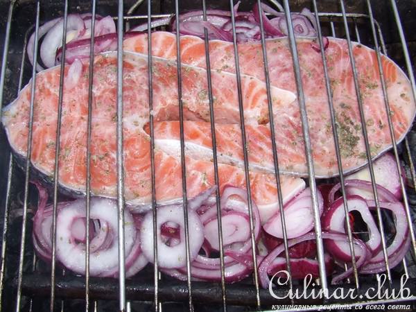 стейки семги маринованные и приготовленные на углях