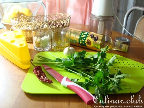 Сырные шарики из моцареллы с зелёным салатом и соусом песто.