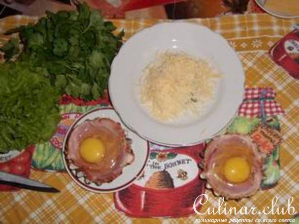Яйца вчашечках из ветчины