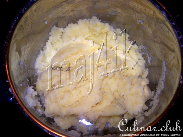 Картофельно-мясные крокеты с сырной начинкой, да под перечным соусом