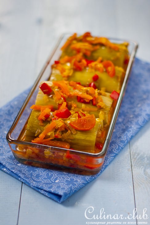 Лук-порей, фаршированный курицей и чечевицей с овощами